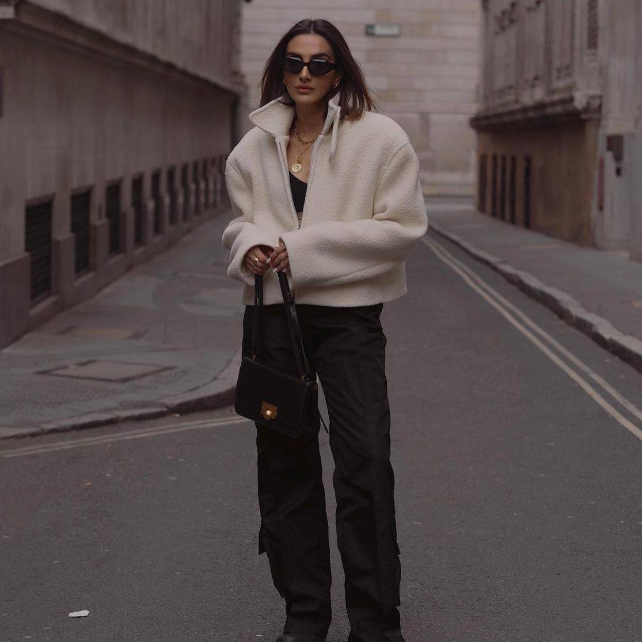 La influencer lleva una chaqueta polar calentita