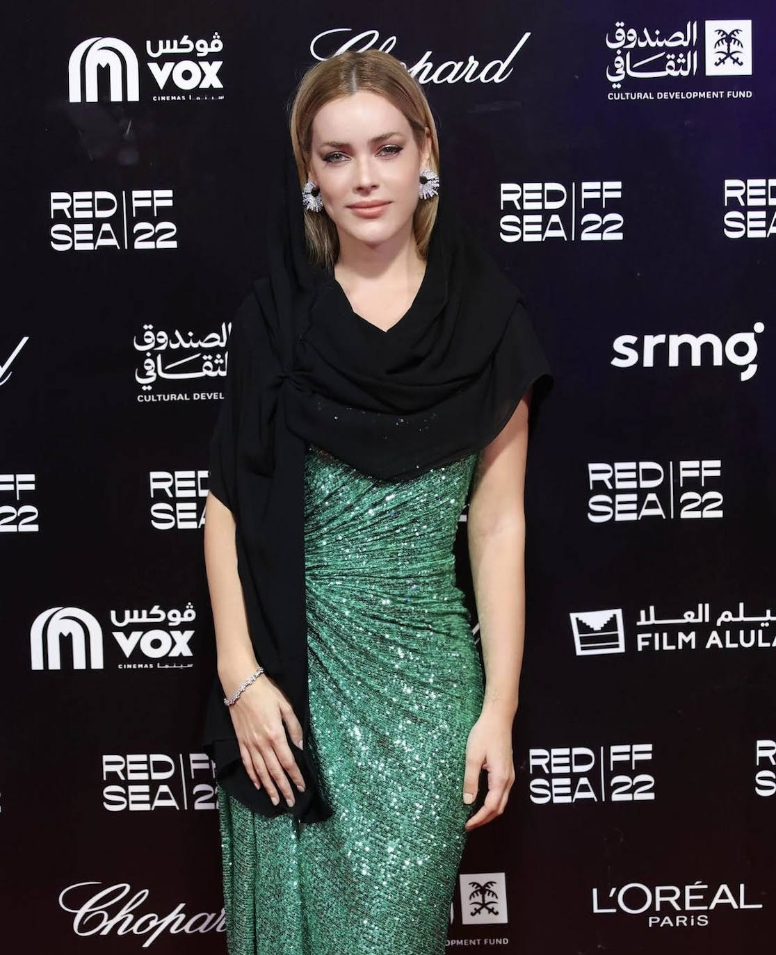 La actriz  Alejandra Onieva , hermana pequeña de Íñigo Onieva, el exnovio de Tamara Falcó, tampoco ha podido resistir la tentación de probar este  peinado rejuvenecedor . Así de espectacular se presentó en la alfombra roja del Festival de cine de Arabia Saudí. 