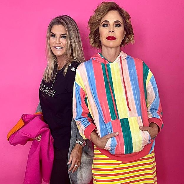 Ágatha Ruiz de la Prada con Susana Uribarri, la mujer que convierte a las marquesas en fenómenos virales. 