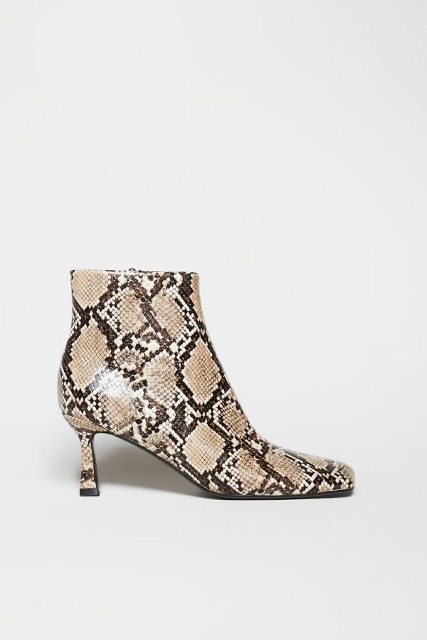 Botines de tacón con caña corta, punta cuadrada y efecto piel con estampado animal de serpiente, de Sfera. Tienen un precio es de 49,99 euros.