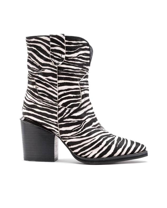 Botines tipo cowboy en piel con tiradores, tacón ancho, acabado en punta y estampado animal de cebra, de Alma en Pena. Los comprarás en El Corte Inglés a 159,95 euros.