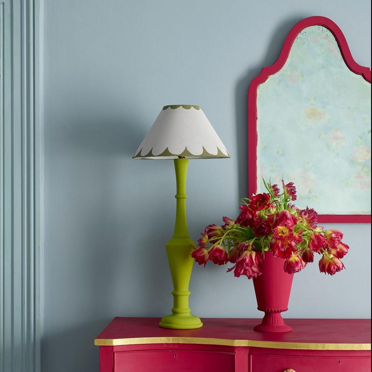 Habitación con decoración en Viva Magenta