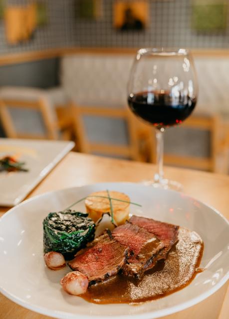 Imagen - Plato de carne roja y copa de vino/PEXELS