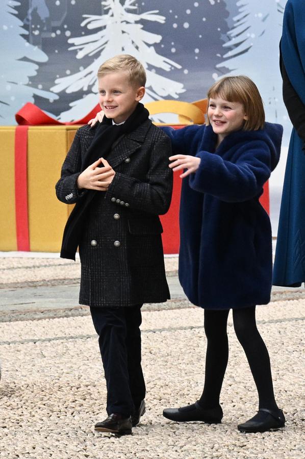 Para la tradicional felicitación navideña que la Casa Real de Mónaco emite cada año, la princesa Gabriella lució este bonito abrigo de pelo en azul oscuro que iba ajuego con el que llevaba su madre.