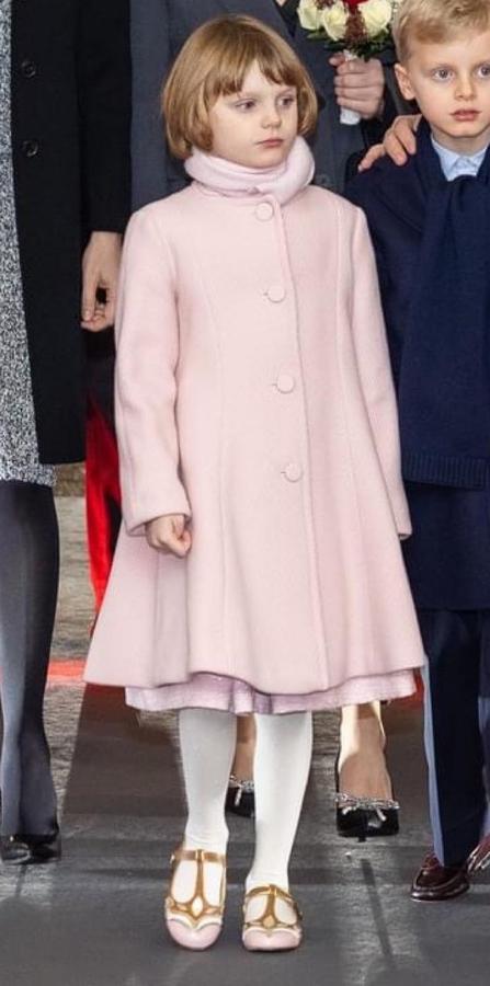 En una de las últimas apariciones públicas de la familia real de Mónaco la polémica vino de la manos de Gabriella, ya que lució este abrigo rosa de Emporio Armani que alcanza los 500 euros.
