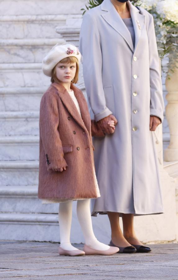 En el penúltimo Día Nacional de Mónaco, la princesa Gabrielle lució este bonito look protagonizado por un abrigo rosa de pelo y al que dio un toque sofisticado con una boina con detalles especiales.