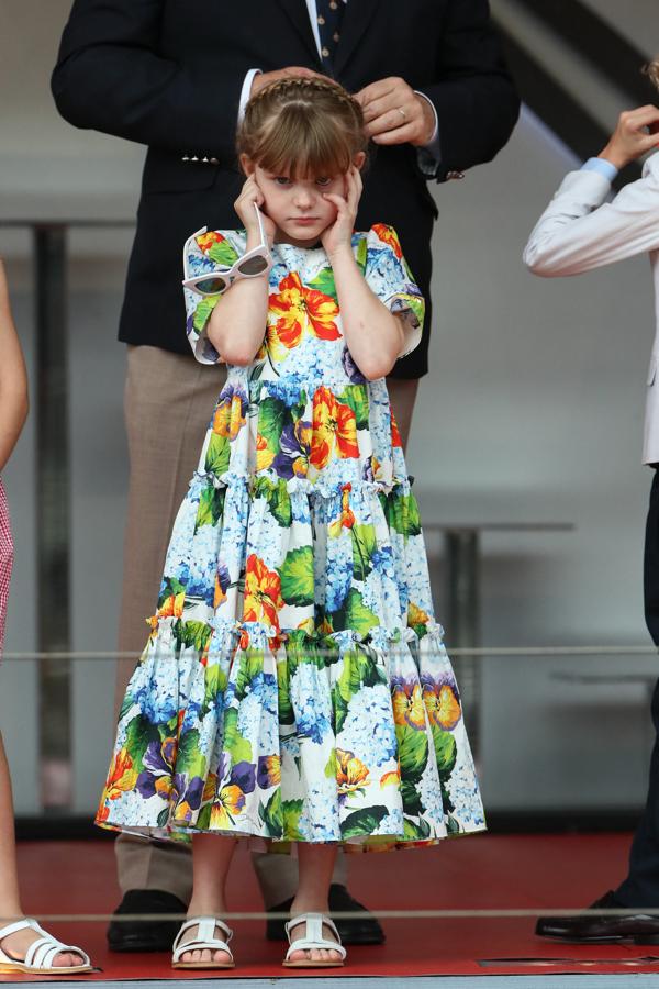 La pequeña acompañó a su madre al circuito de Mónaco y le quitó todo el protagonismo gracias a este llamativo vestido de flores que combinó con unas gafas de sol blancas.