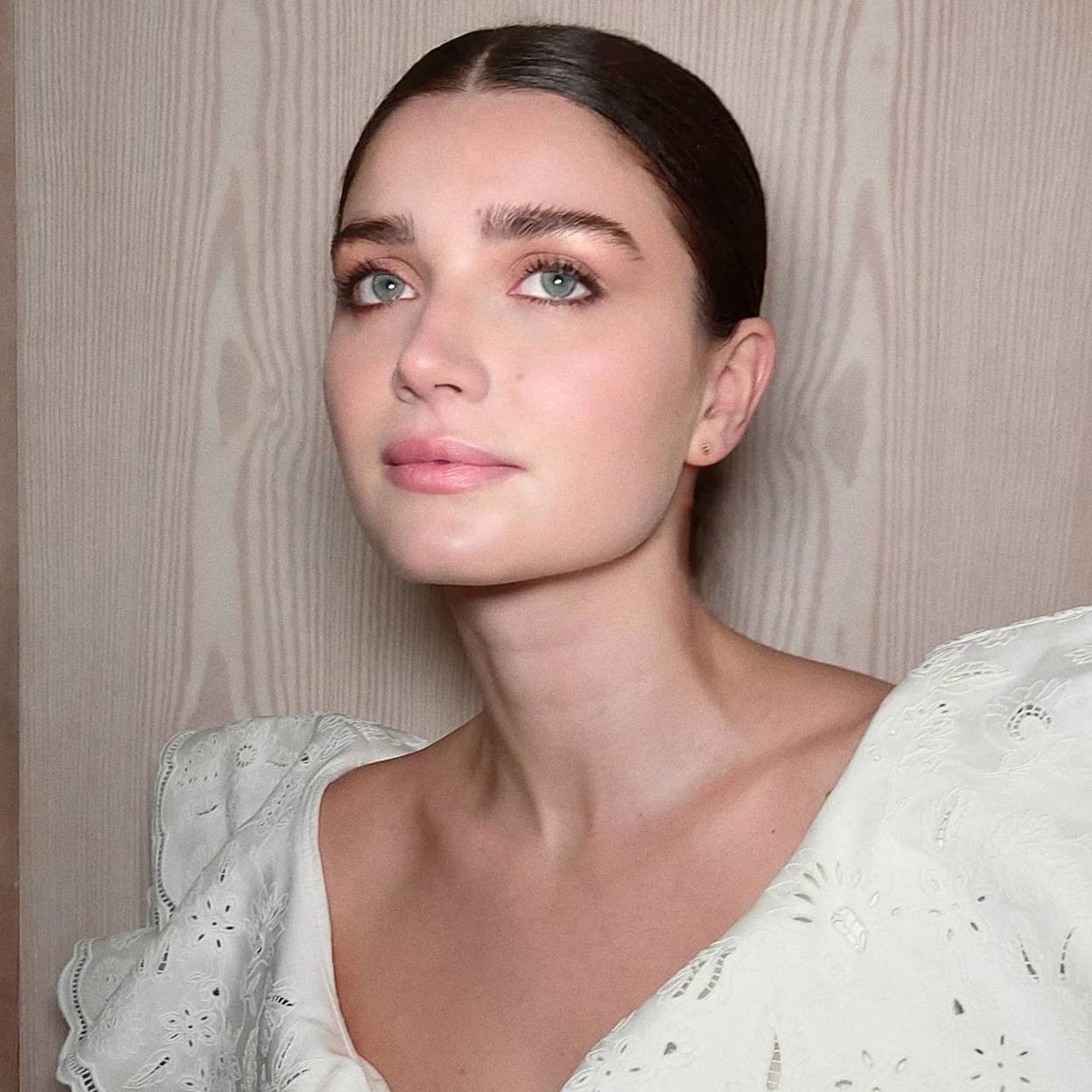 Para el óvalo facial definido de Eve Hewson necesitas estos sérums de cuello