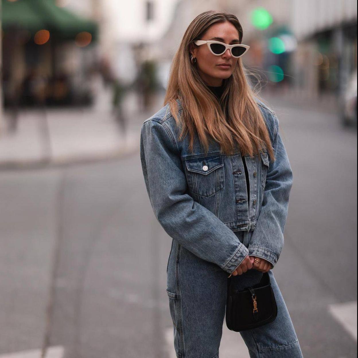 La influencer lleva un total look denim con cazadora y vaqueros