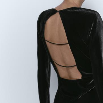 Imagen secundaria 1 - Vestido de terciopelo de Massimo Dutti. (169 euros).