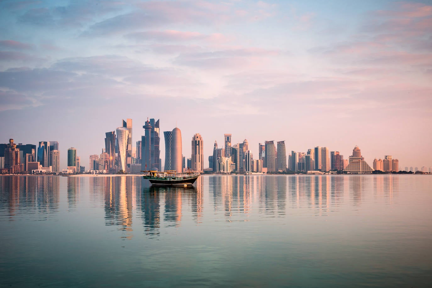 Arquitectura de vanguardia, desiertos junto al mar y lujo hiperbólico. En Dubai asombra el Museo del Futuro y su skyline al zarpar en el MSC World Europa. El Louvre y la Mezquita Sheikh Zayed son ineludibles en Abu Dhabi. En la isla de Sir Bany Yas, safaris y playa, y en Damman, el oasis de Al Hasa. Última escala en Doha, con museos y arquitectura.