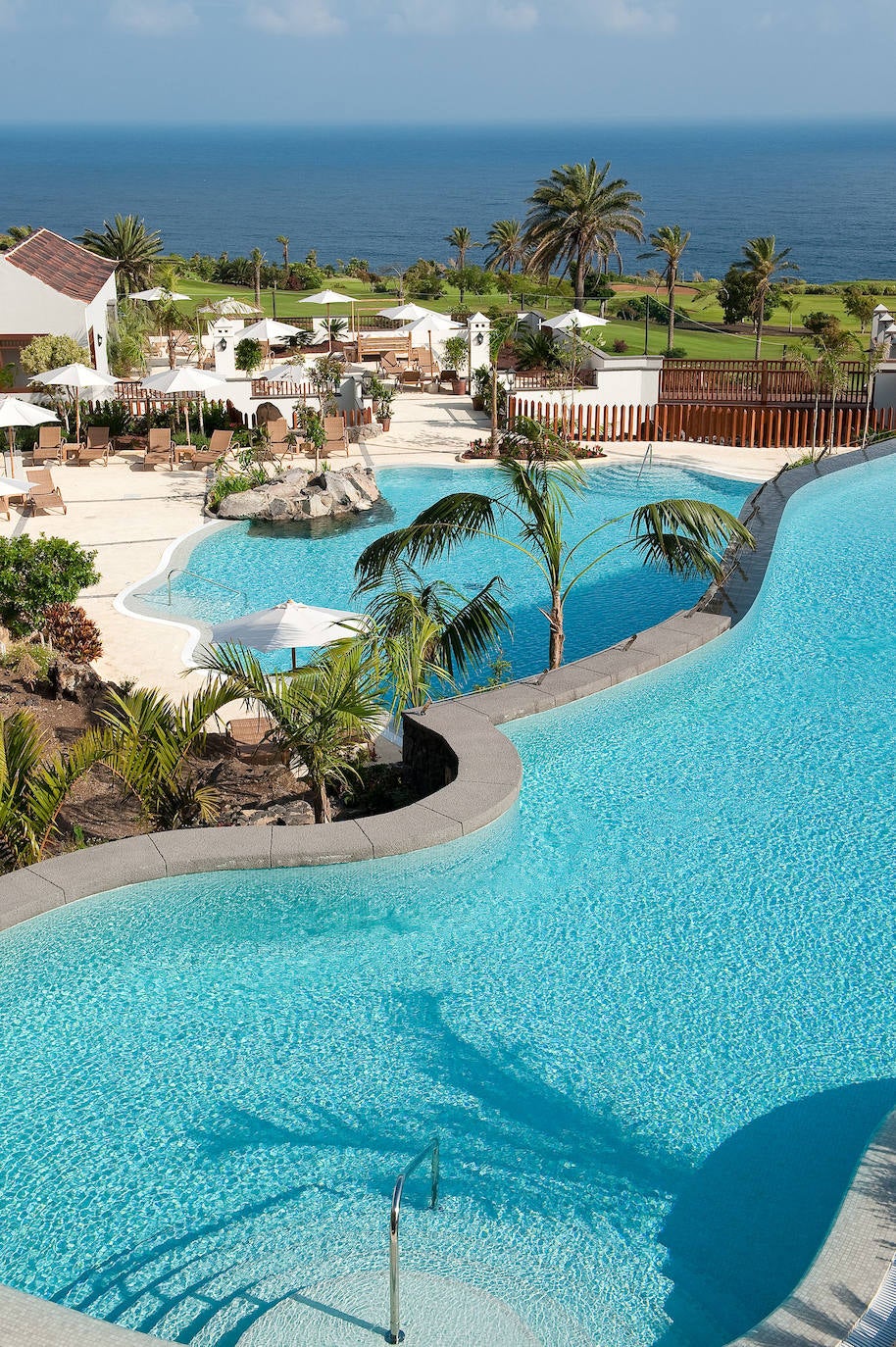 De estilo colonial y solo para adultos, el hotel Hacienda del Conde, al noroeste de Tenerife, es perfecto para descubrir el paisaje del Teno Alto, el sendero de Las Salinas y, para los más aventureros, el Barranco de Masca. Organiza paseos en barco por los acantilados de los Gigantes para ver delfines y ballenas, tiene una piscina entre las rocas y está junto al golf de Buenavista, ideado por Severiano Ballesteros. 