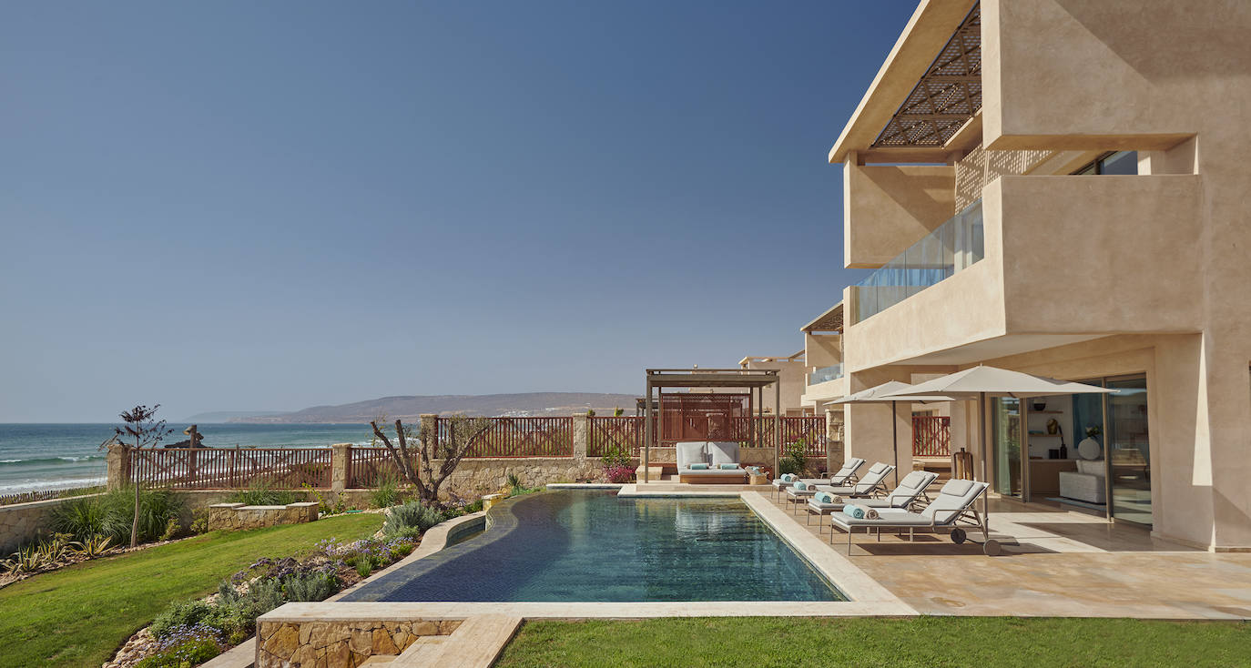 A 17 km de Agadir, junto al pueblo de pescadores de Taghazout, es el destino de moda en Marruecos por sus playas salvajes. El Fairmont Taghazout Bay es un resort de lujo frente al Atlántico que ofrece paseos a caballo, en camello o quad, surf, golf, excursiones por la ruta de la miel y visitas a las cooperativas de mujeres que obtienen el aceite de argán.