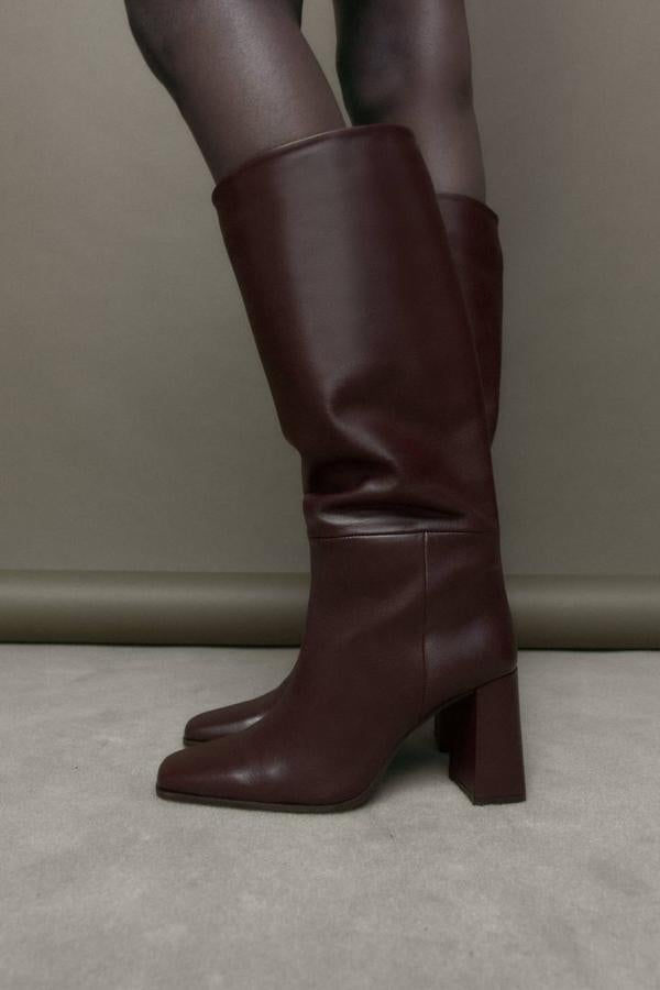Botas altas en tejido de piel con caña ancha, punta cuadrada y tacón ancho, tono rojo burdeos, de Zara. Cómpralas por 89,95 euros.