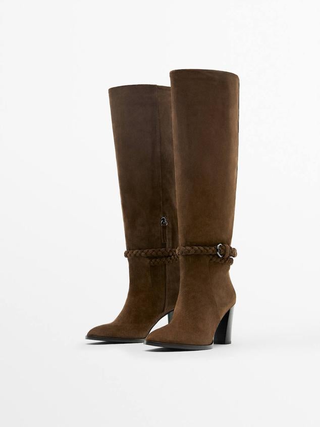 Botas altas confeccionadas en tejido de piel de serraje con tacón ancho, pulsera trenzada y acabado en punta, color marrón oscuro, de Massimo Dutti. Tienen un coste de 179 euros.