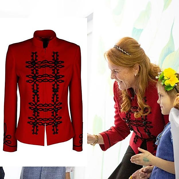 Sarah Ferguson con una chaqueta roja.
