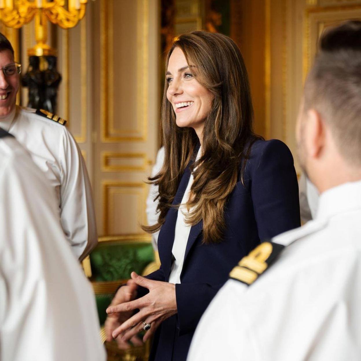 La princesa de Gales, Kate Middleton con chaqueta