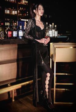 Imagen secundaria 2 - Estas medias tienen una cita cruazada con lazada.