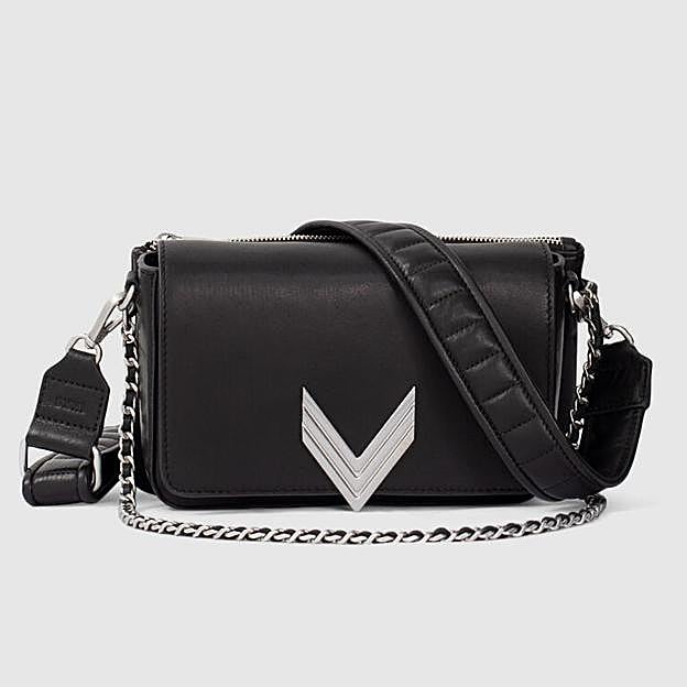 Imagen principal - El bolso y las botas de Iks y las medias de Calzedonia.