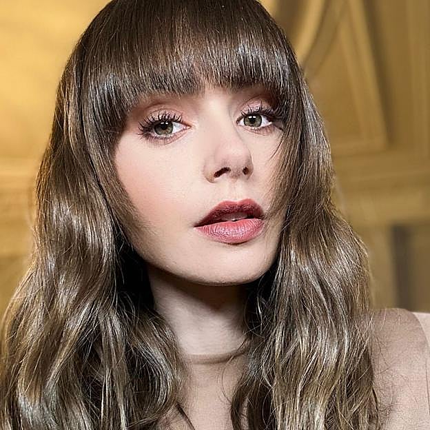 Lily Collins luce en las redes una piel lisa.