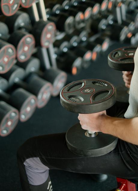 Imagen - Persona entrenando con pesas/PEXELS