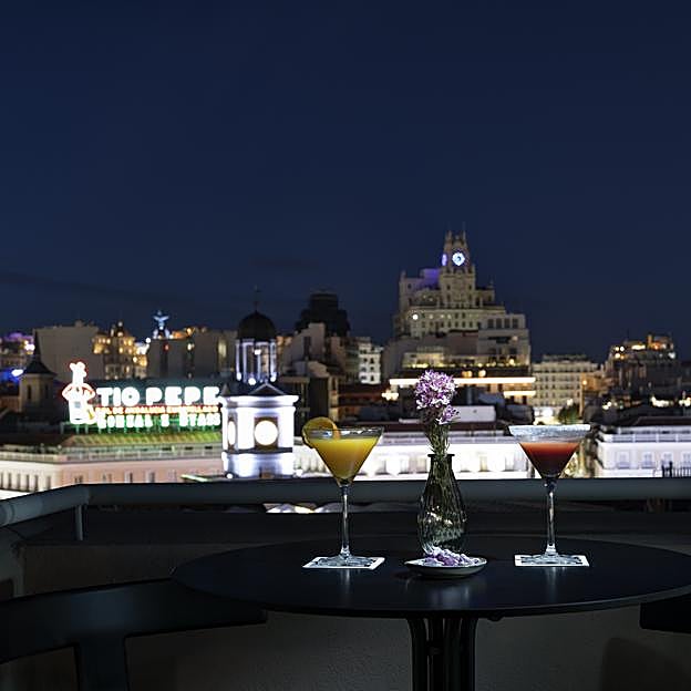 Despedir el año en una de las terrazas más exclusivas de Madrid con vistas a la Puerta del Sol es posible en el UMUSIC Hotel Madrid. 