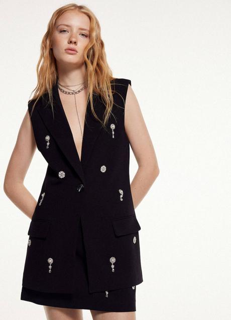 Imagen - Conjunto de chaleco y falda negro con detalles de pedrería