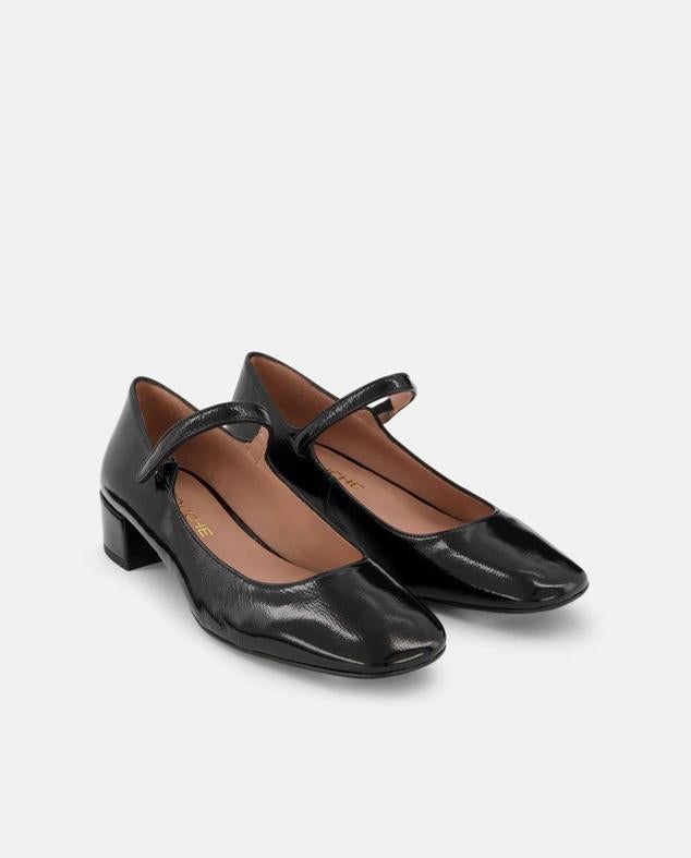 Merceditas con puntera redonda y tacón bajo y ancho, color negro, de Latouche. Las encontrarás en El Corte Inglés a 110 euros.