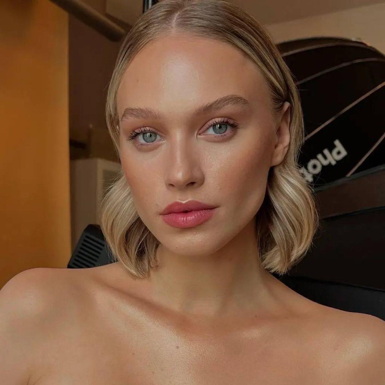 La modelo tiene una piel radiante como la que se consigue con estos sérums