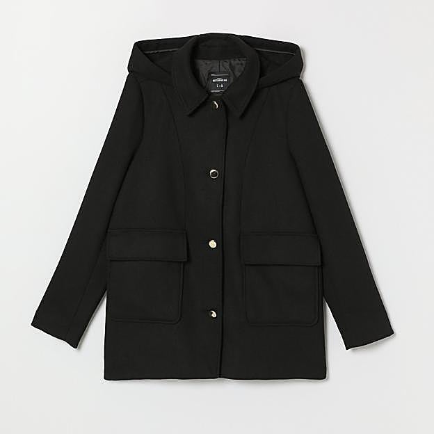 El abrigo negro de Lefties.