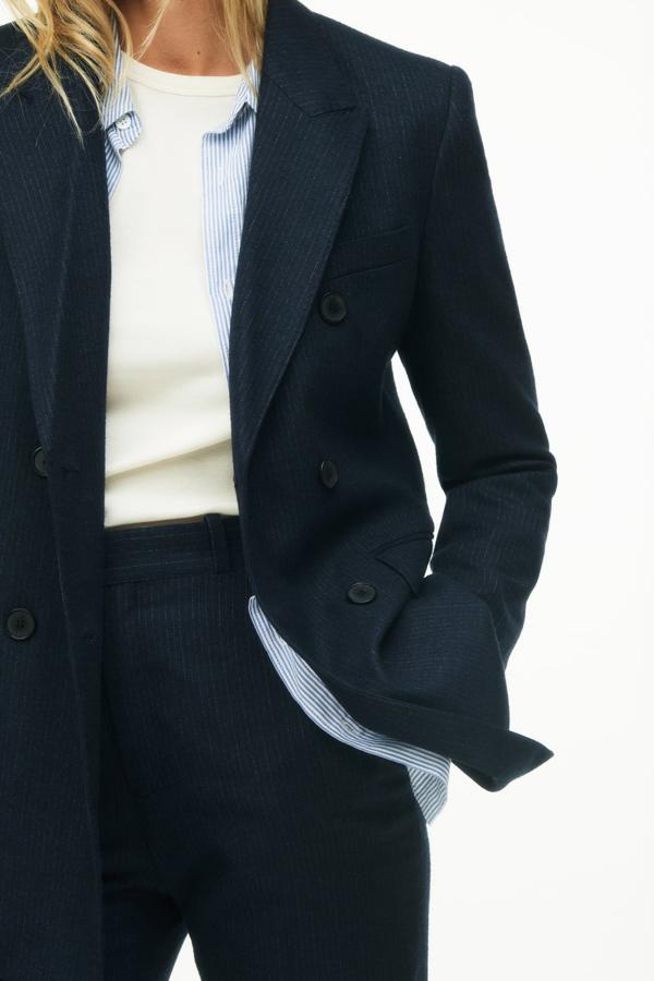 Blazer de edición limitada en azul marino y con rayas diplomáticas. Precio: 99,95 euros.