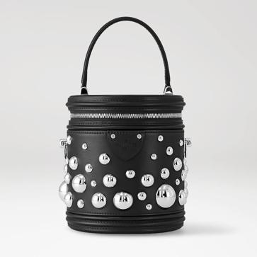 Imagen secundaria 1 - Look de la colección de Yayoi Kusama x Louis Vuitton; bolso cubo con el motivo de lunares metálicos de la artista; y bolso presentado en la colección Crucero 2023.