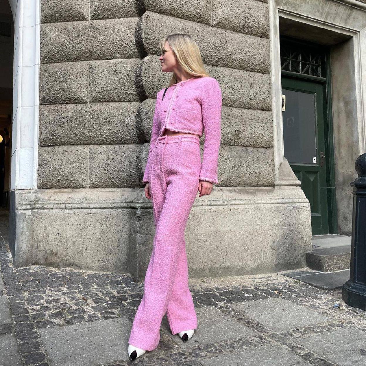 La influencer lleva un conjunto rosa de tweed al estilo Barbie