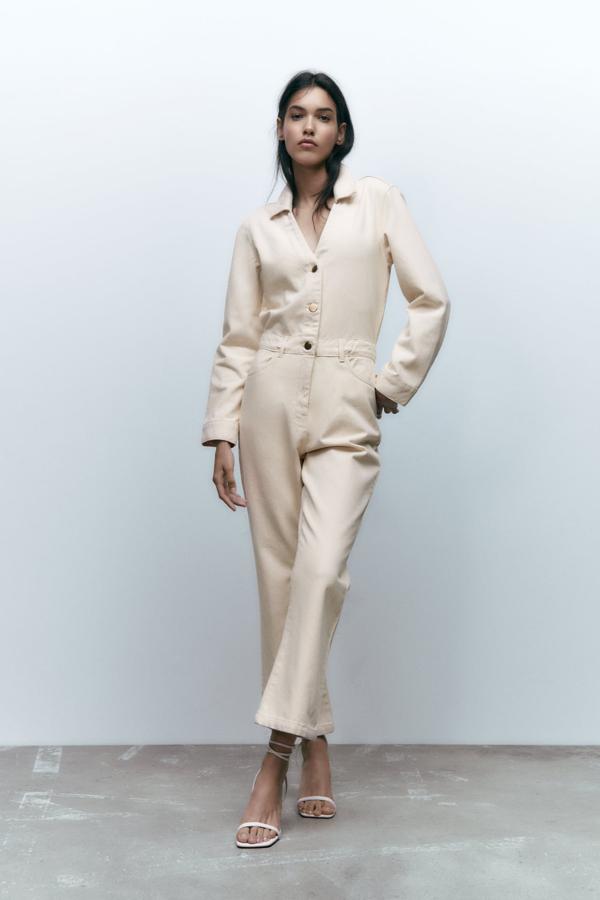 Mono en denim con botones en la parte delantera, manga lara y escote en pico. Precio: 39,95 euros.