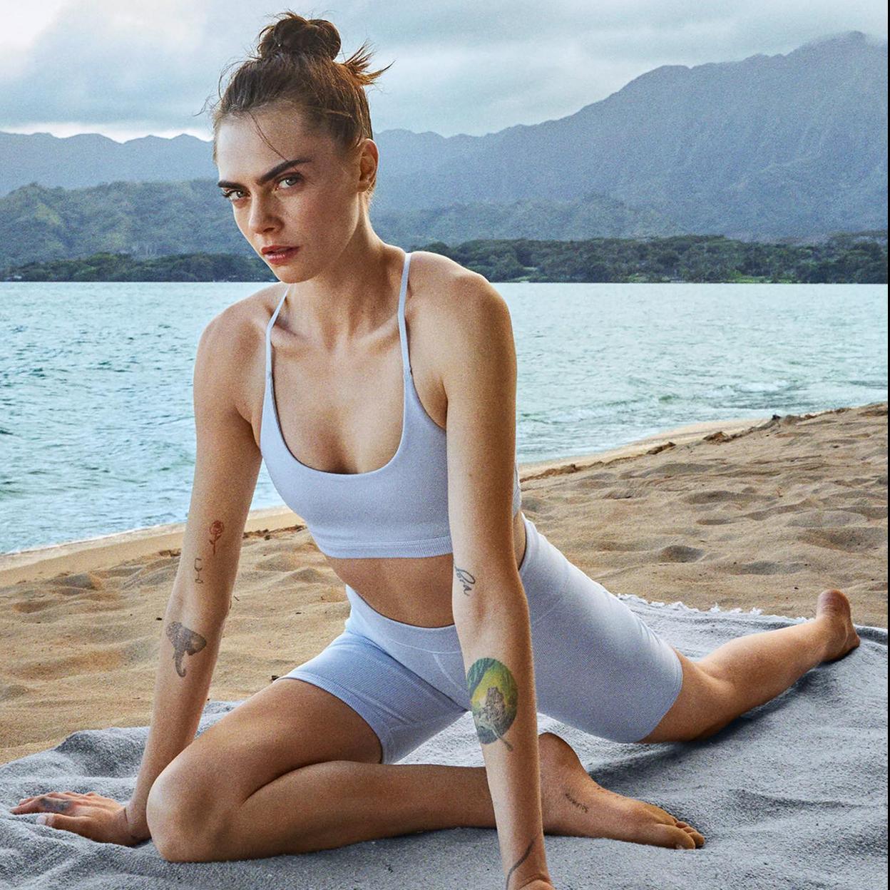 Cara Delevingne con ropa de yoga 