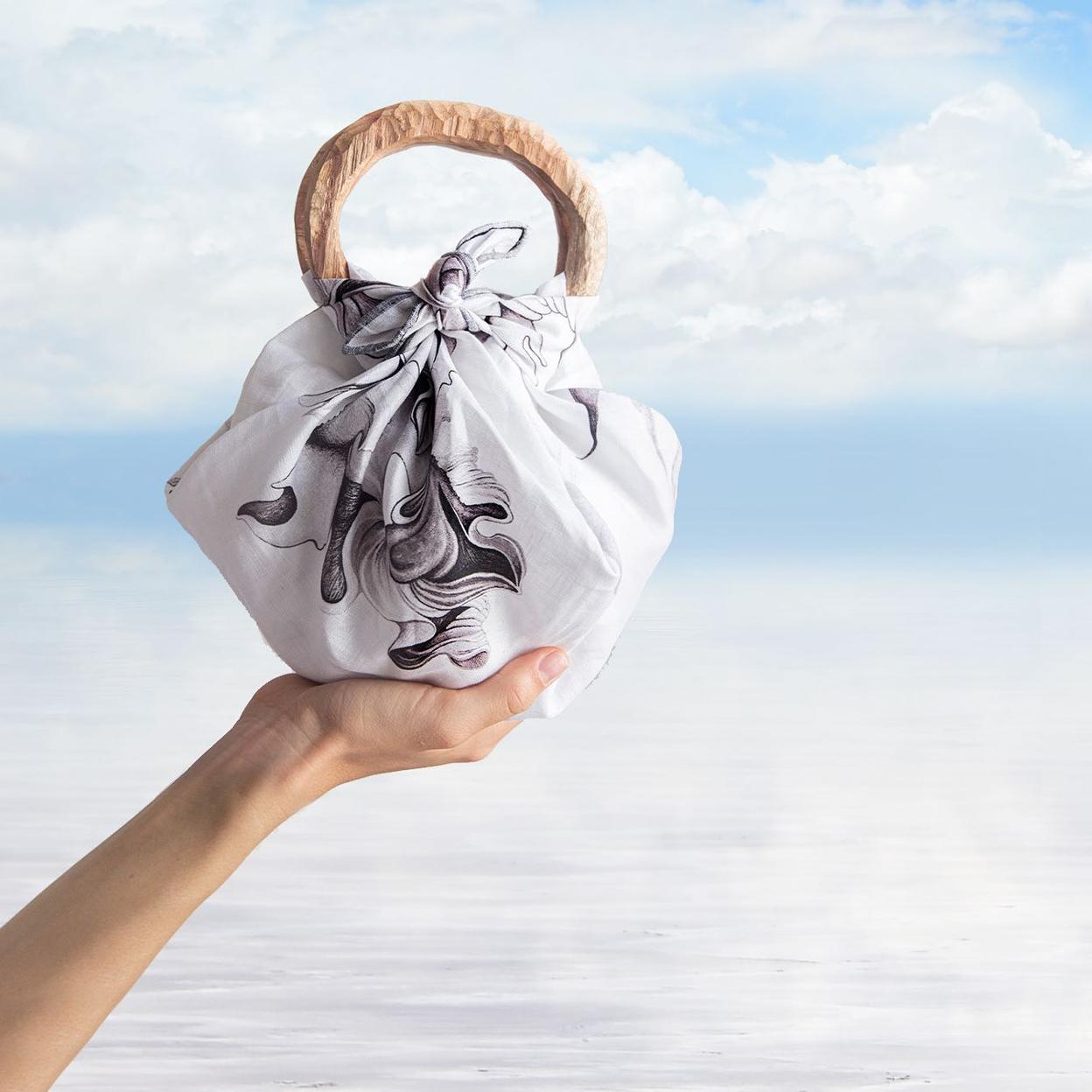 Cesta de regalo envuelta con la técnica Furoshiki