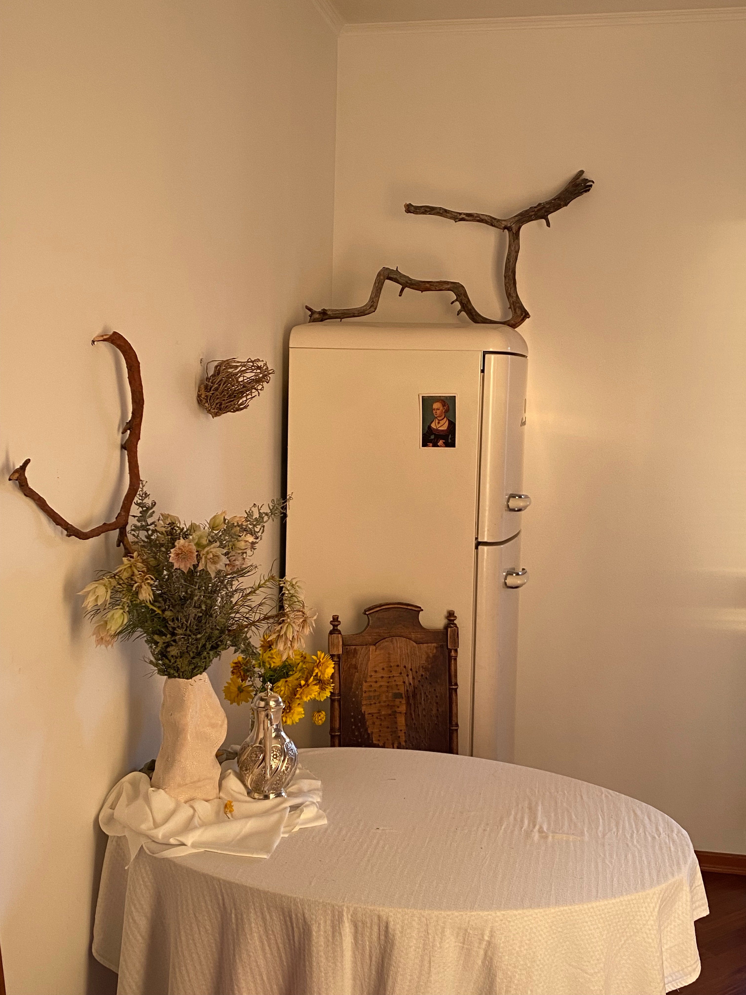 Cocina decorada con jarrones y flores naturales