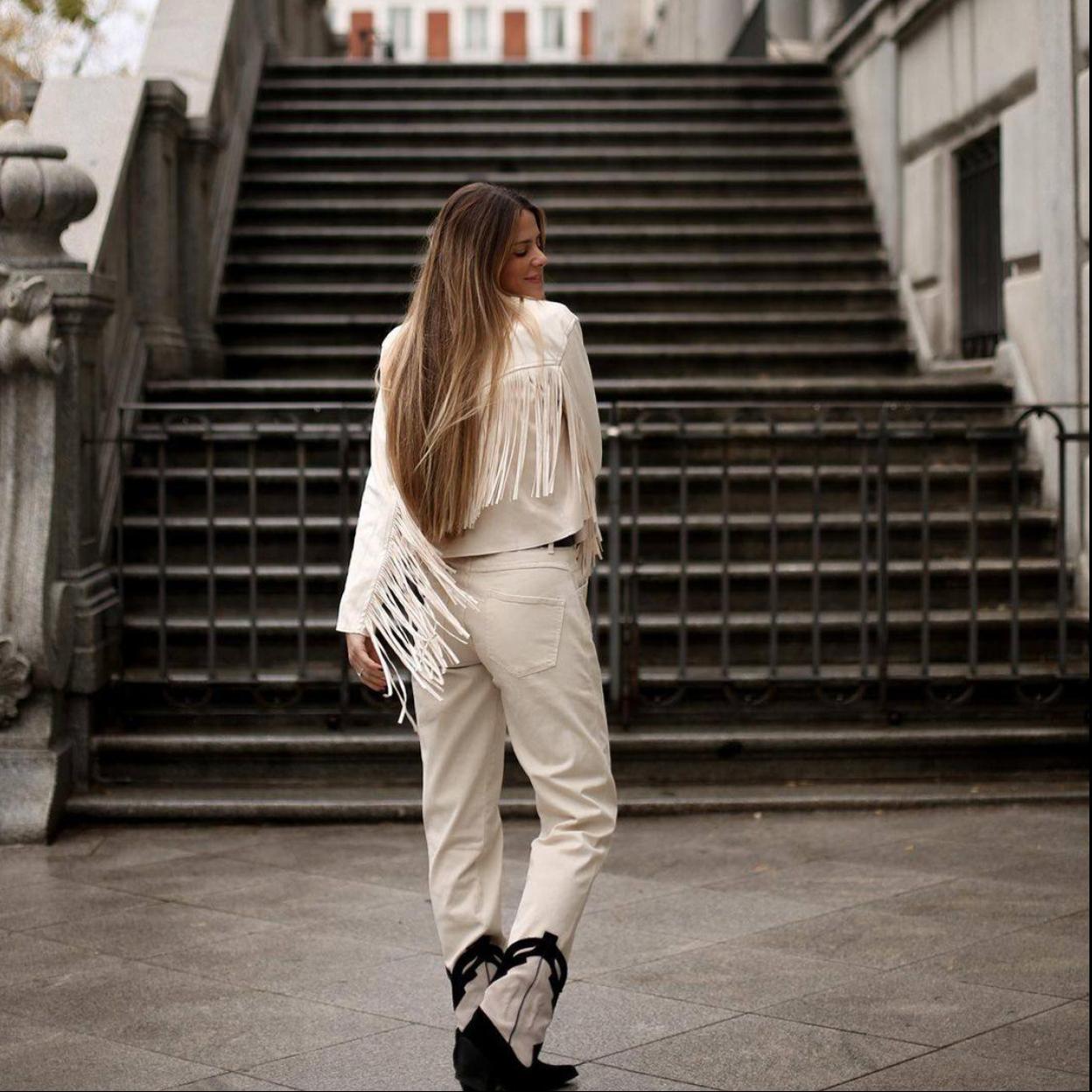 La influencer lleva un look denim de estilo cowboy