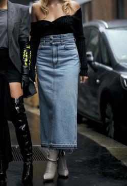 Imagen secundaria 2 - Los looks del street style con faldas midi vaqueras.