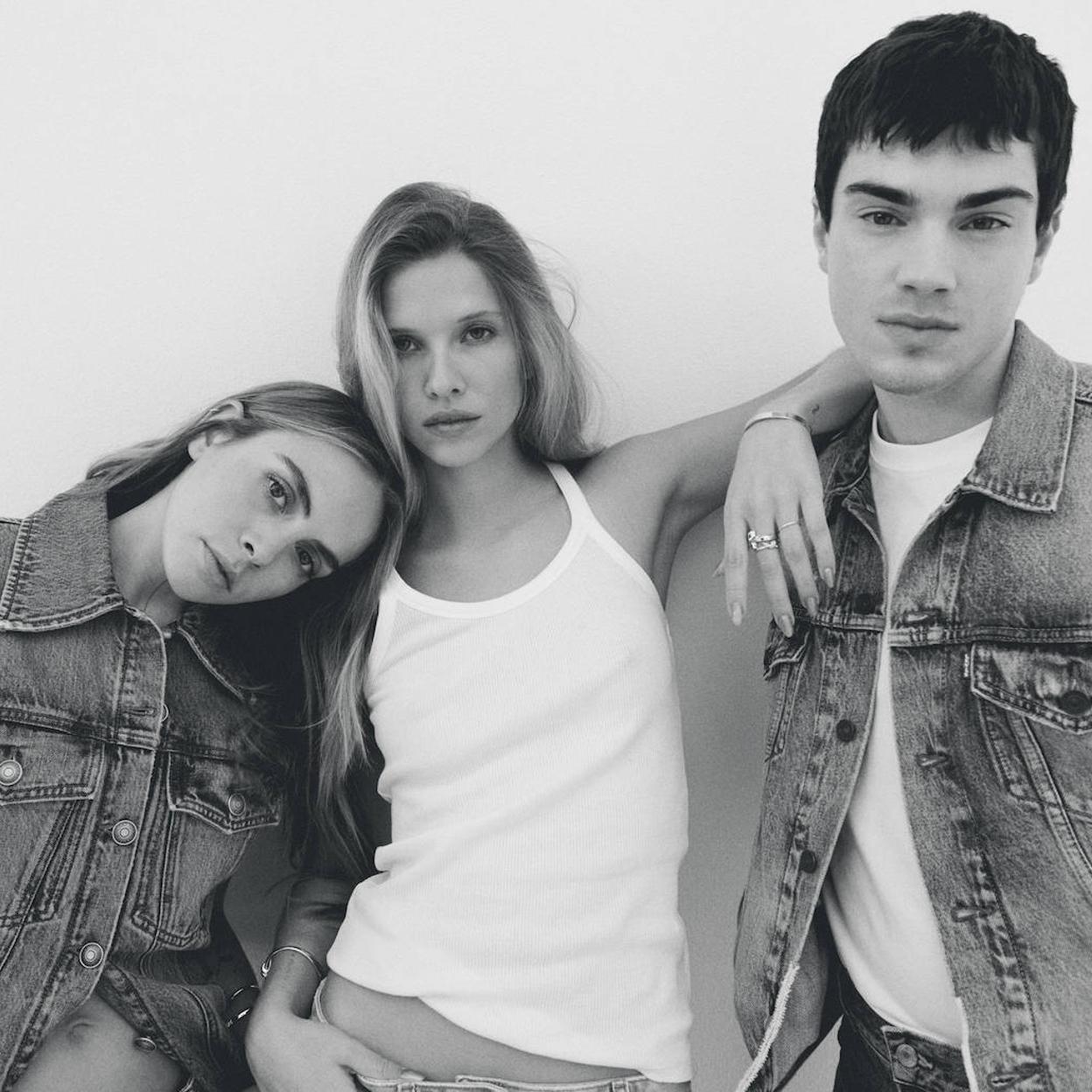 Paula Gureta, a la izquierda, lleva chaleco-abrigo y pantalón de Sportmax. Katia Colomer, en el centro, viste camiseta de Zadig & Voltaire, falda de The Attico, y anillos y pulseras de Tiffany & Co. Apolo va con camiseta de El Corte Inglés, cazadora de Levi's y pantalón de Gant.