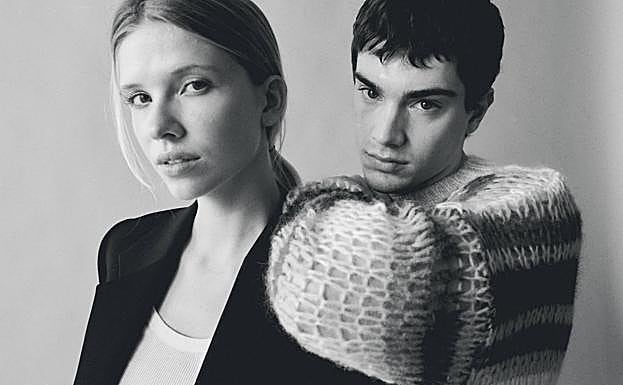 Katia lleva chaqueta de Givenchy y camiseta de Zadig & Voltaire. Apolo, jersey de DSquared2.