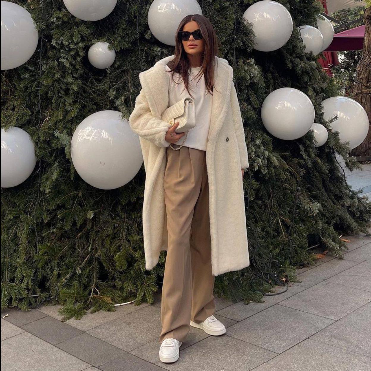 La influencer lleva un look de diario con pantalones marrones