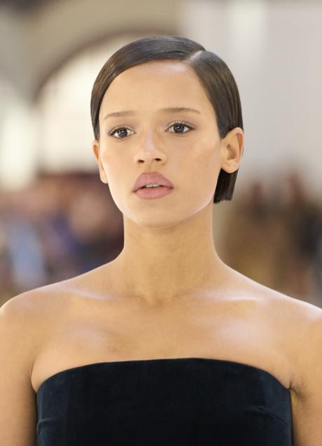 Imagen - Vestido con escote palabra de honor de Loewe. Foto: Imaxtree.