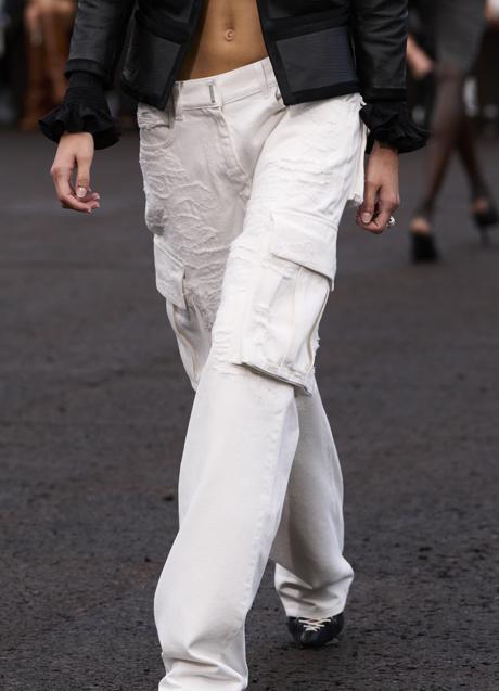 Imagen - Pantalones cargo blancos del desfile de Givenchy. Foto: Imaxtree.