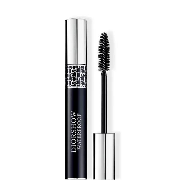 Diorshow Waterproof Mascara de Dior mantiene la mirada amplifica todo el día con su efecto extensión super voluminizante y alargador y su fórmula resistente al agua. Además, el cepillo XXL llega a cada pelo para recubrirlo sin apelmazar y multiplicar la densidad y longitud.