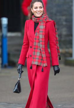 Imagen secundaria 2 - La reina Letizia, Máxima de Holanda y Kate Middleton con un abrigo rojo.