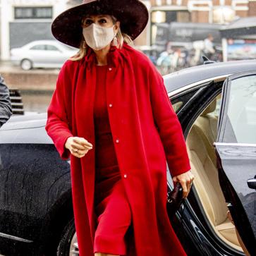Imagen secundaria 1 - La reina Letizia, Máxima de Holanda y Kate Middleton con un abrigo rojo.
