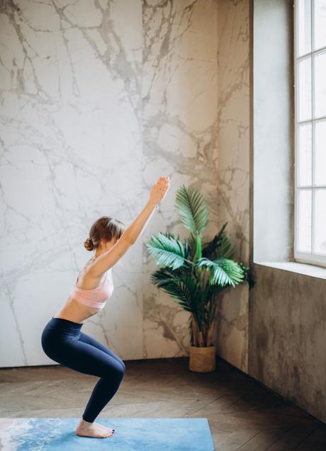Imagen - Mujer haciendo sentadillas/PEXELS