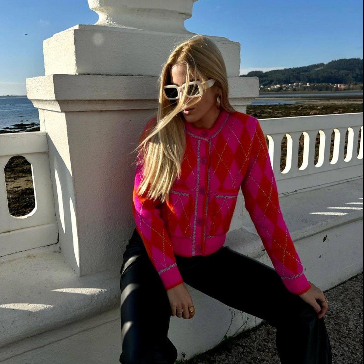 La influencer lleva un jersey con estampado de rombos