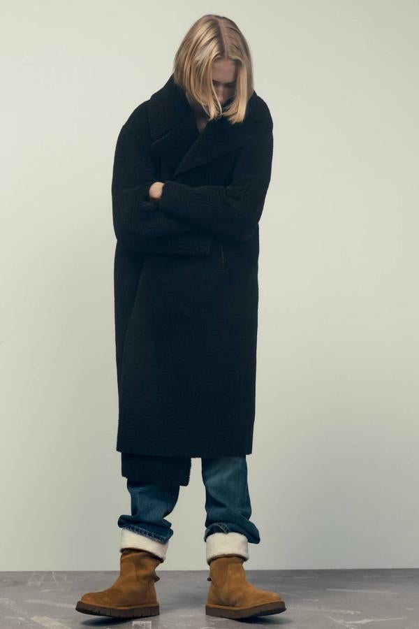 Botín en tejido de serraje con forro de borreguillo, punta redonda y suela dentada, tono marrón.